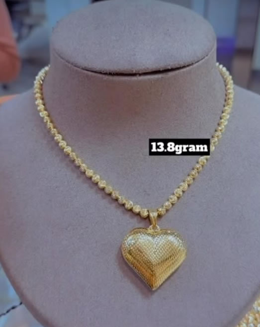 Gold heart pendant necklace